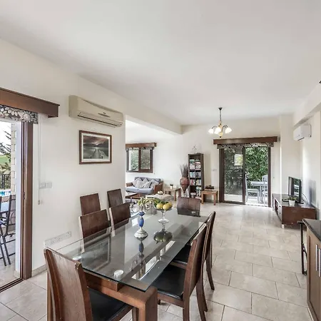 فيلة Kambos Ena Polis